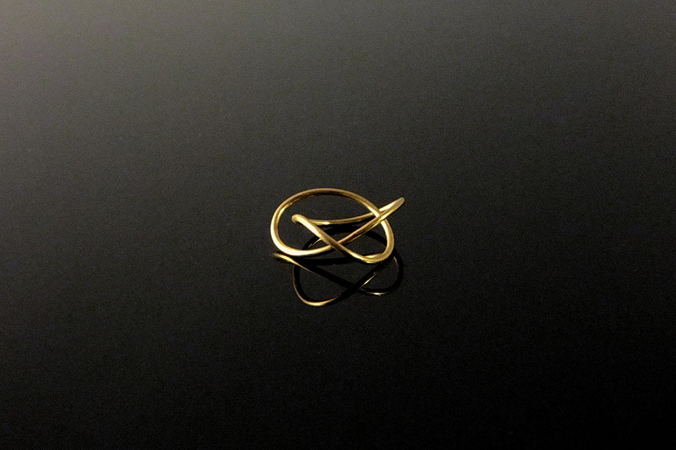 Swing single ring in 18K Gold with/without 0.1ct Brilliant