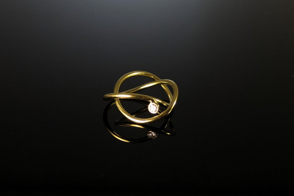 Swing single ring in 18K Gold with/without 0.1ct Brilliant